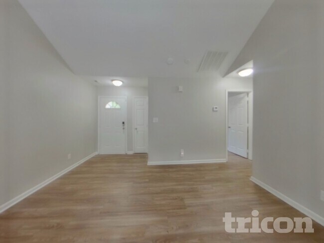 Building Photo - 2736 Daffodil Dr