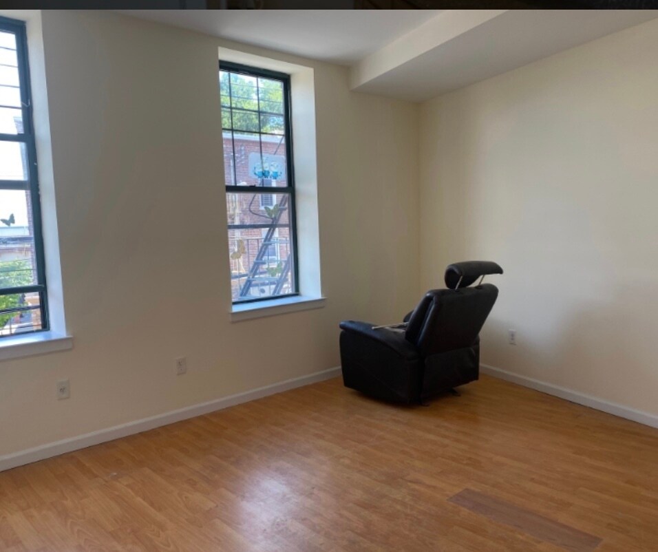 Primary Photo - 660 Bay St