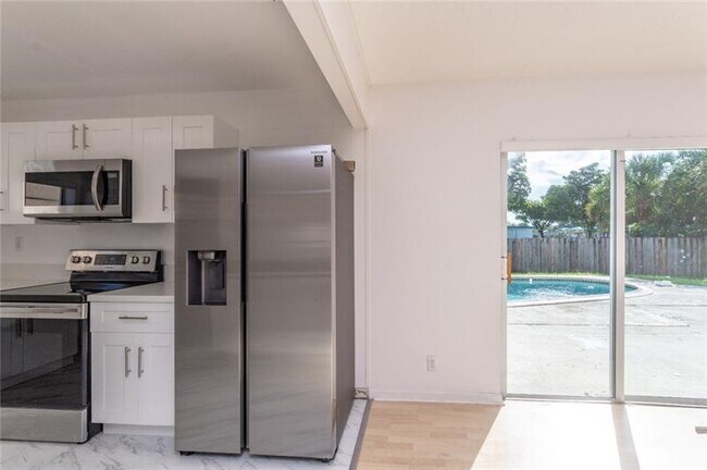 Building Photo - 405 SW 78th Ter