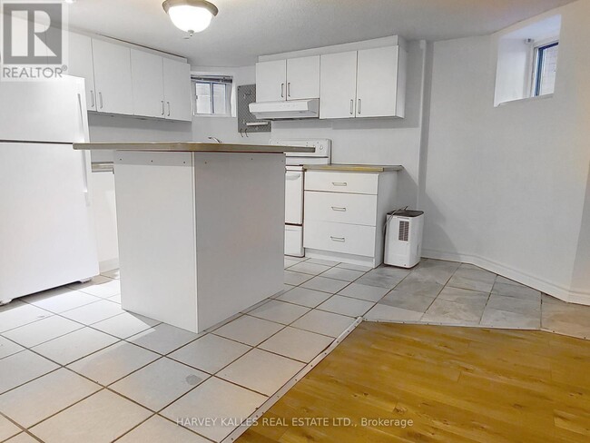 Building Photo - 600 Huron St