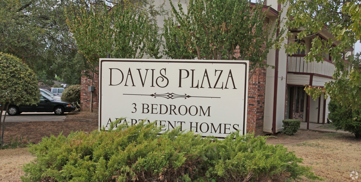 Letreros - Davis Plaza Apartments