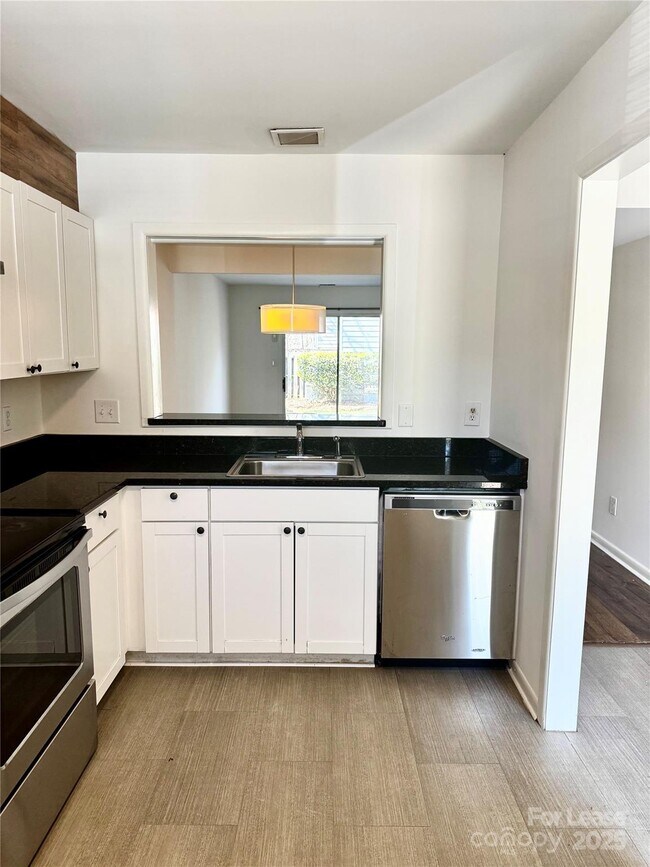 Foto del edificio - 6102 Heath Ridge Ct