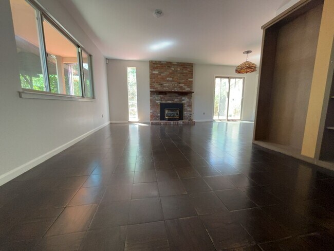 Foto del edificio - Beautiful West Davis home available in June