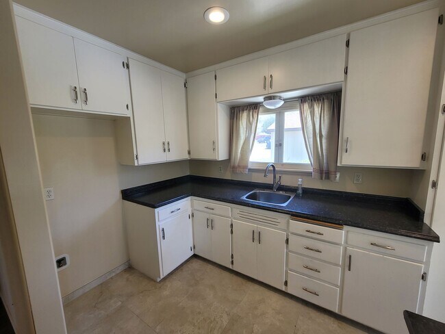 Building Photo - Kendall - 2140