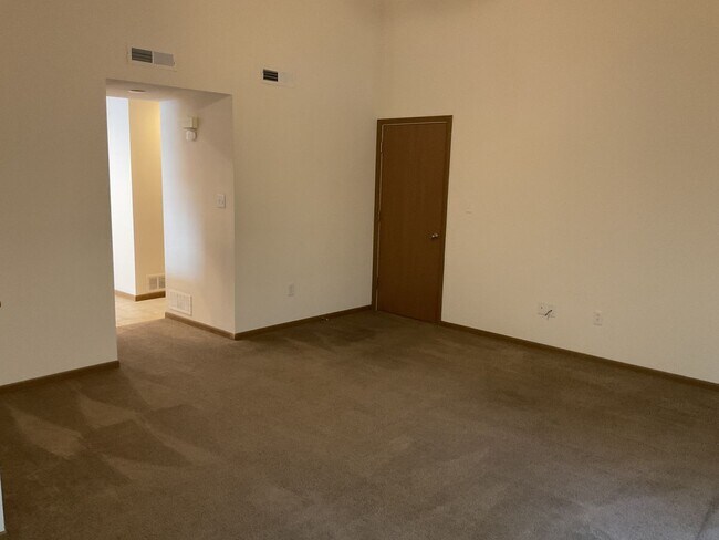 Building Photo - 707-707 Glenstone Dr