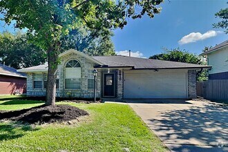 Building Photo - 2415 Pine Cone Dr