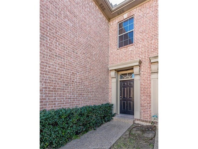 Building Photo - 1425 W Villa Maria Rd