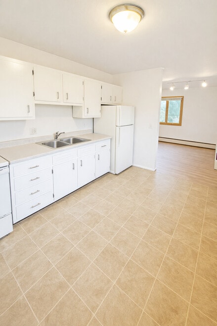 Building Photo - Lake Point Drive Apartments