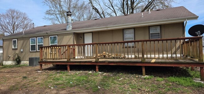 Building Photo - 3 Bedroom 2 Bathroom home in Kickapoo Schools! $1295!