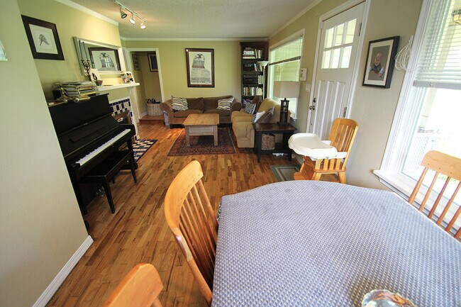 Foto del edificio - RENOVATED 3 BEDROOM SEATTLE HOME FOR RENT W LARGE, PRIVATE CORNER LOT!
