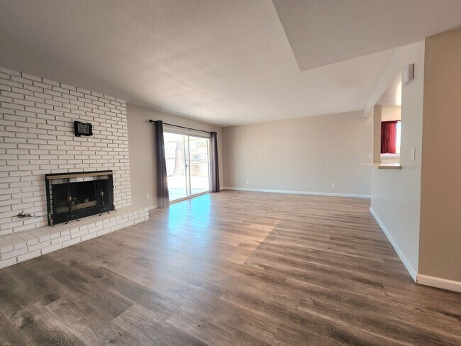 Foto del edificio - 4 Bedroom Two-Story Home with Downstairs Primary Bedroom & Fireplace