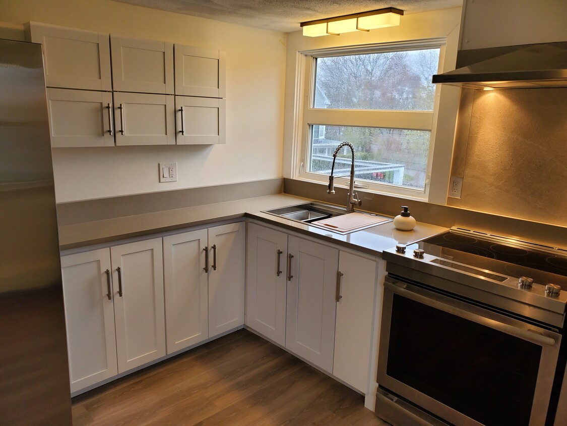 Kitchen overlooking back yard - 149 High St