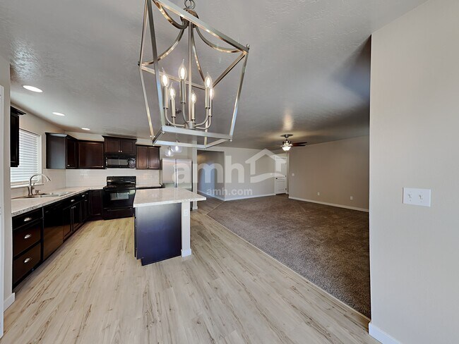 Foto del edificio - 676 N Keagan Way