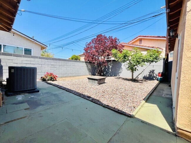 Building Photo - Charming Home for Lease in a Prime Location