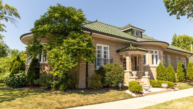 Building Photo - 2954 W Sunnyside Ave
