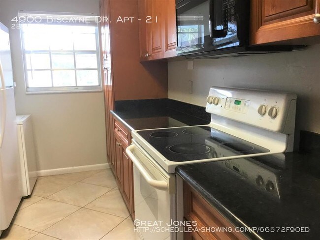 Building Photo - 4900 Biscayne Dr