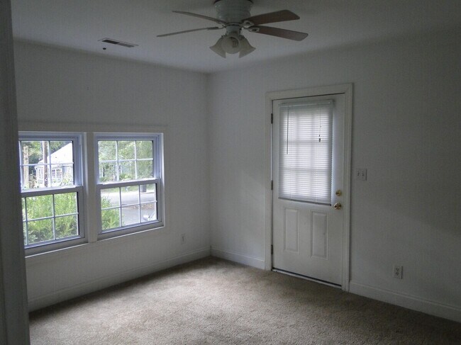 Building Photo - 106 Pine St