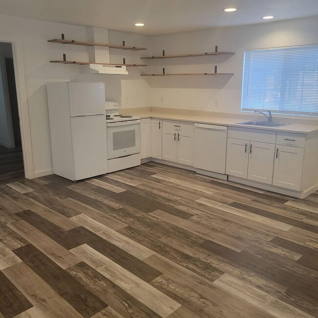 Building Photo - 2 Bedroom 1 Bath- Home