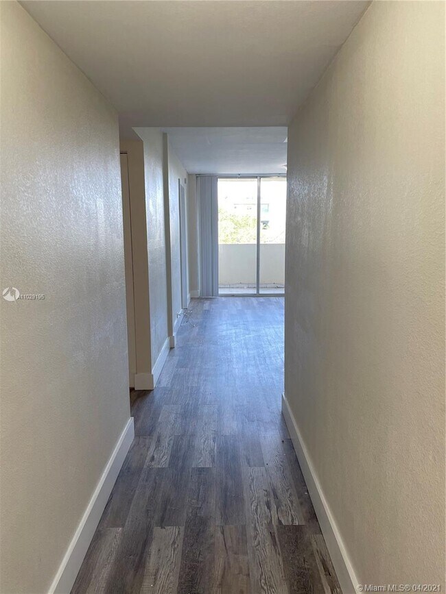 Building Photo - 10000 NW 80th Ct