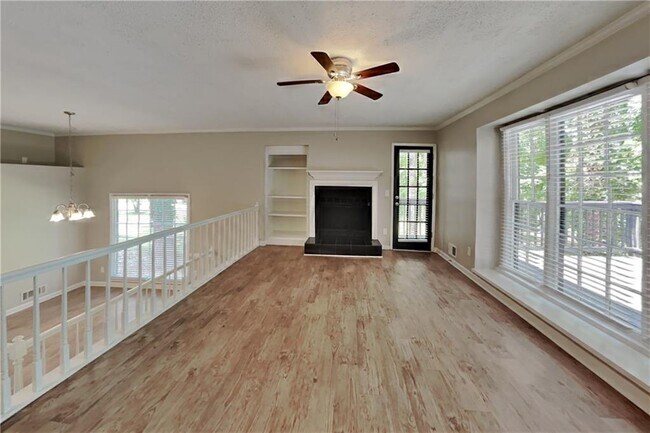 Foto del edificio - 345 Deerwood Dr
