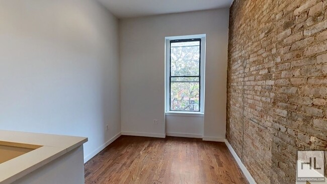 Foto del edificio - Spacious Bed-Stuy 3-Bed 1-Bath