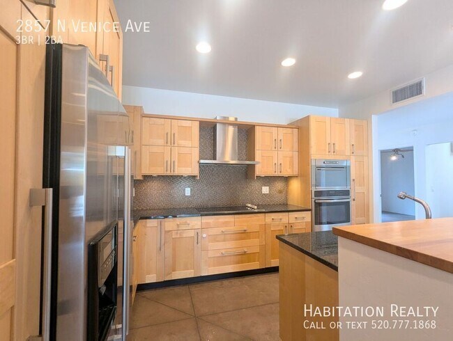 Building Photo - 2857 N Venice Ave