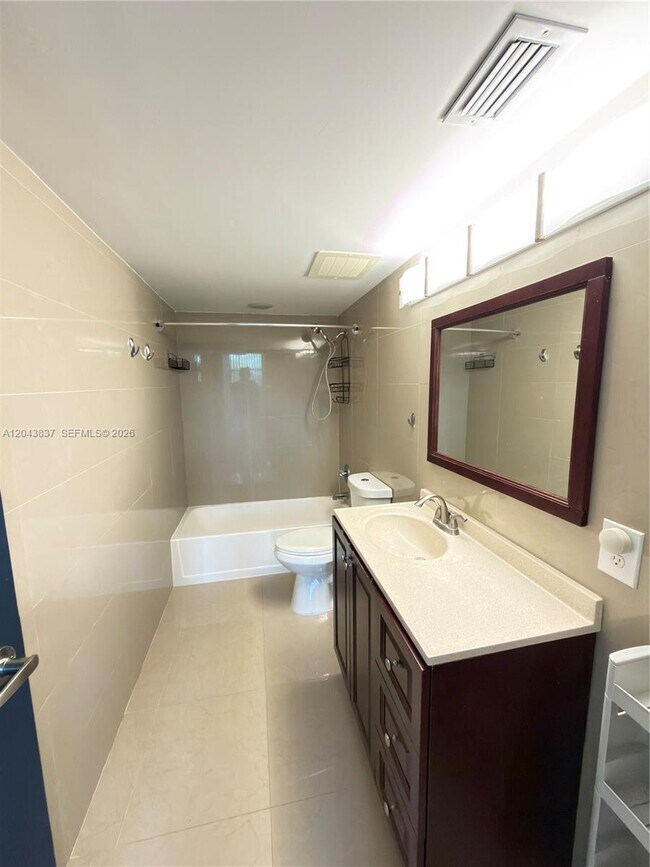 Foto del edificio - 8441 Forest Hills Dr