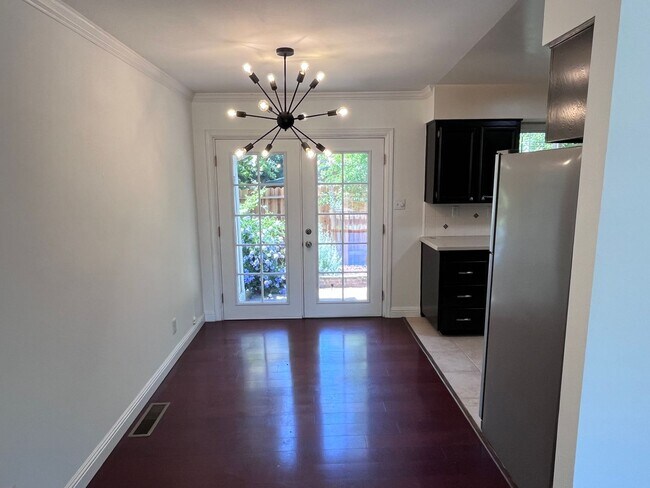 Foto del edificio - BEAUTIFUL UPDATED HOME IN EAST SAC!!