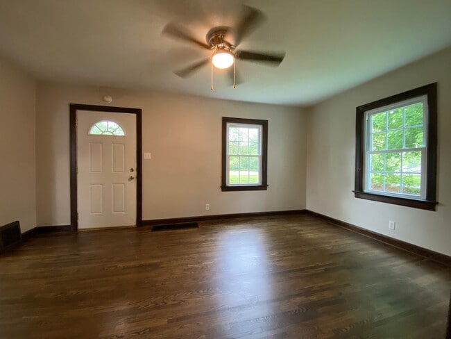 Building Photo - 3 Bedroom Single Family Home!