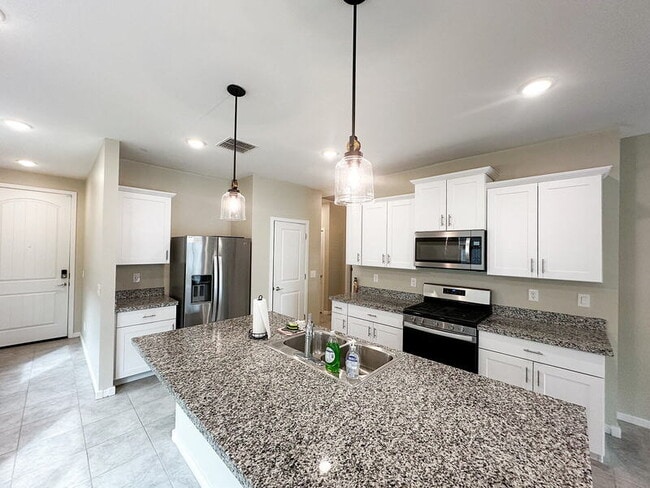 Building Photo - 40523 W Shaver Dr