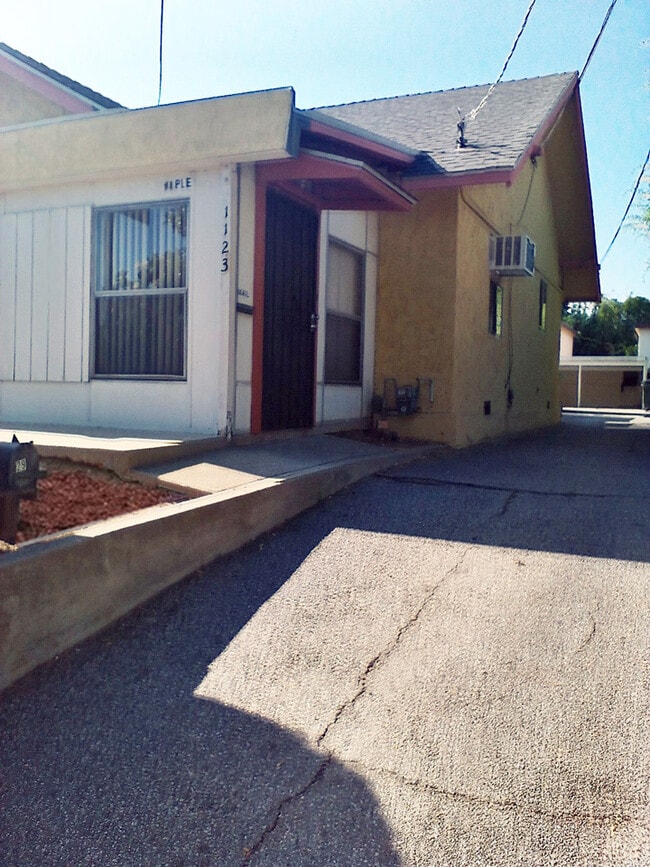 Building Photo - 1129 E Maple St