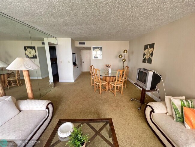 Building Photo - 1440 Brickell Bay Dr