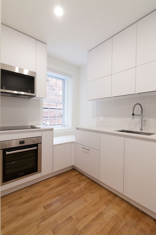 Building Photo - 2060 Rue du Fort