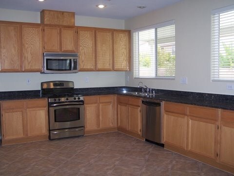 Building Photo - POOL 5 BEDROOMS AND A LOFT ALMOST 3000sf