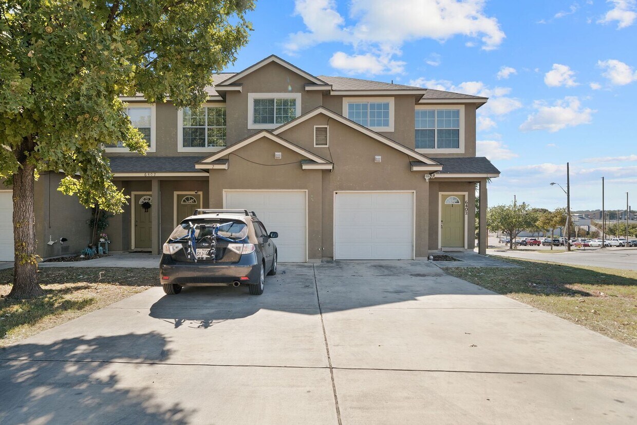 Primary Photo - 3 bed 2.5 bath located in Gardens at The S...