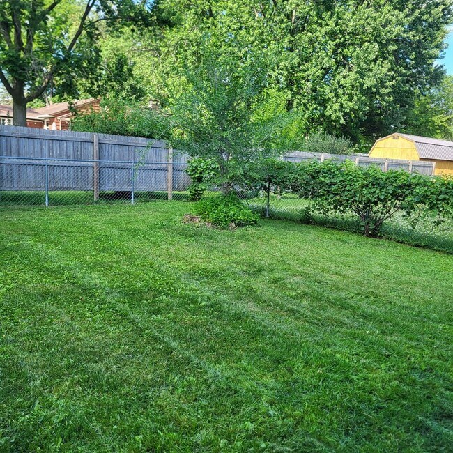 Foto del edificio - FOR SALE 3-BR Rochester 2- bath 1 car garage Townhome for Just $239,000!