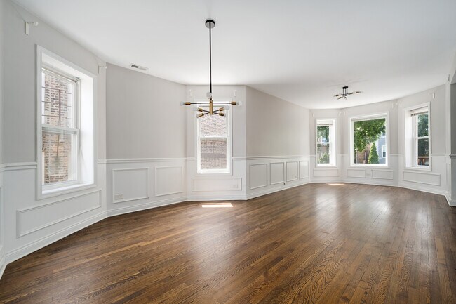 Foto del edificio - 2441 N Harding Ave