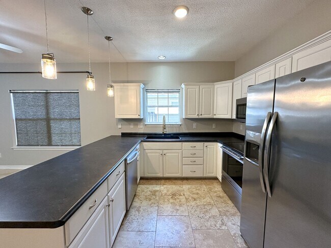 Foto del edificio - 3 bedroom 2 bath patio home with a bonus r...