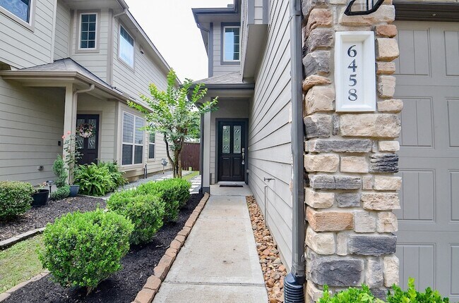 Foto del edificio - 6458 Calgary Woods Ln