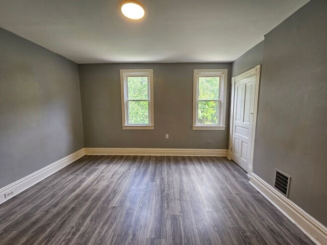 Building Photo - Spacious 3 bedroom 1 bath house for rent i...