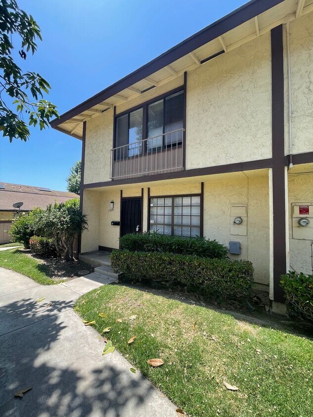 Primary Photo - Spacious Townhome w/ Patio & Parking