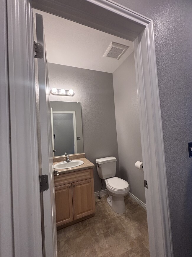 Building Photo - 3670 Paonia St