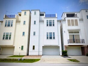 Building Photo - 2115 Detering St