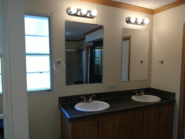 Foto del edificio - 110 Otto Rd