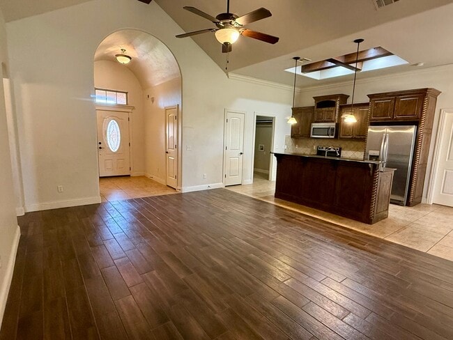 Building Photo - Beautiful 4 Bed, 2 Bath, 3 Car Home in Edm...