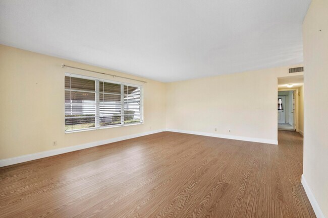 Foto del edificio - 212 W High Point Terrace