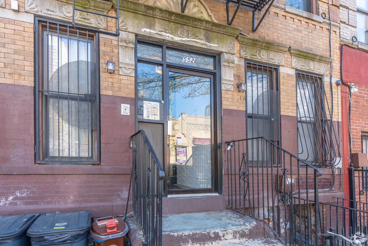 Entrada - 552 Gates Ave