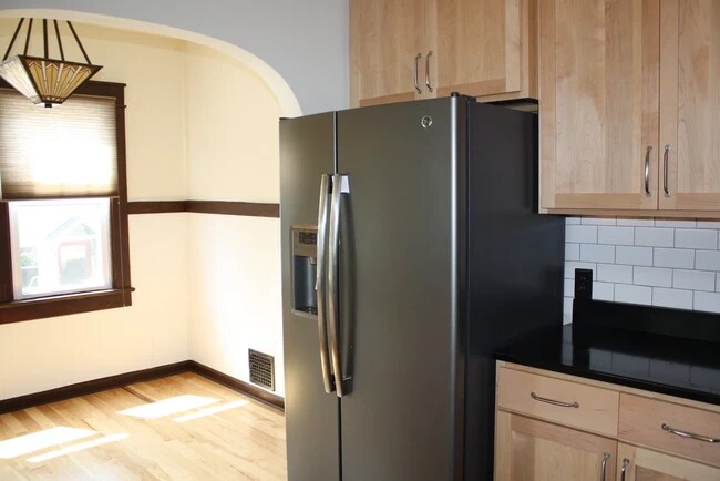 Building Photo - 112 E Cottage Grove Ave