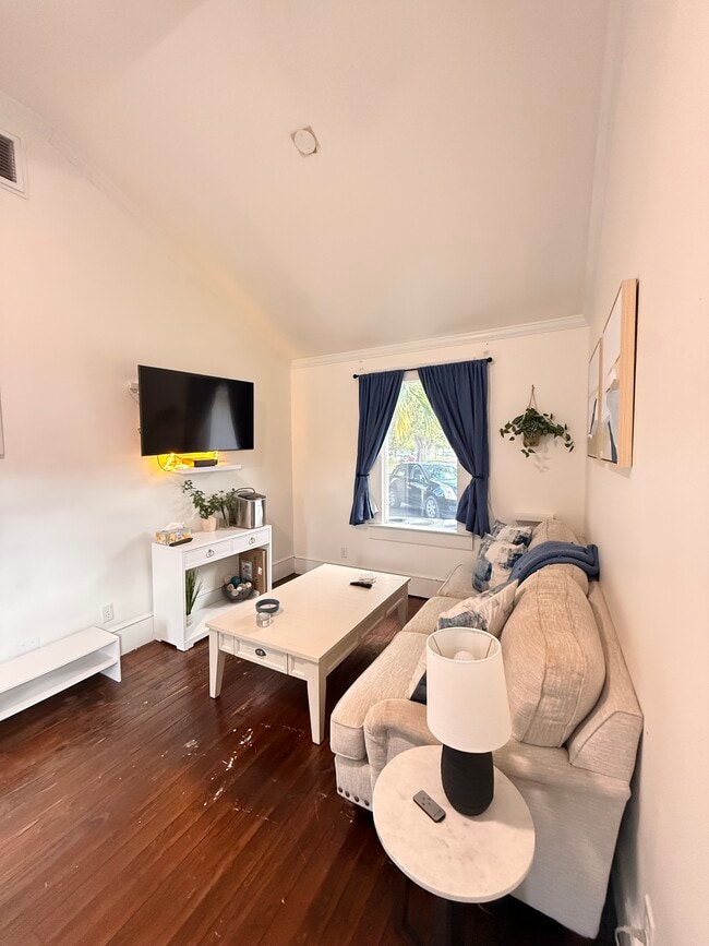 Foto del edificio - 1920 Victoria Ave