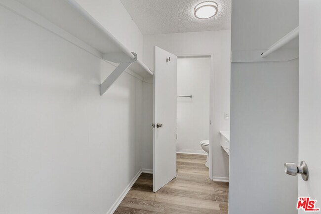 Foto del edificio - 12960 Dronfield Ave